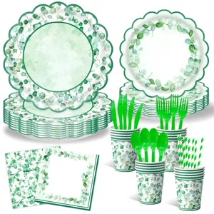 Set di stoviglie per feste in eucalipto con piatti, bicchieri, tovaglioli e cannucce.