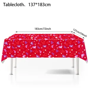 Detaillierte Nahaufnahme der roten Herz-Muster Einweg PE Tischdecke für Valentinstag.