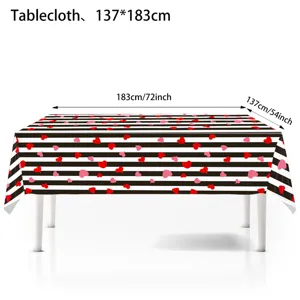 Valentinstag Tischdecke mit schwarz-weißen Streifen und roten Herzen, 137x183cm Detailansicht.