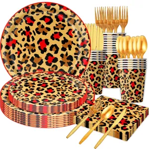 Rote Leopardenmuster Partygeschirr Detailansicht mit Teller, Bechern und goldenem Besteck.