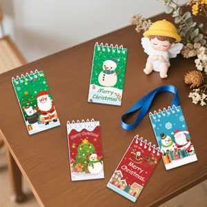 Nahaufnahme von tragbaren Mini-Spiralnotizbüchern mit niedlichen Weihnachtscartoon-Cover-Designs.