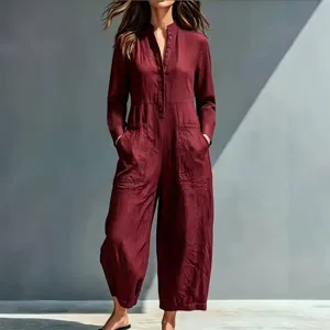 Vue détaillée de l'élégante combi-pantalon bordeaux à manches longues et boutons unis.