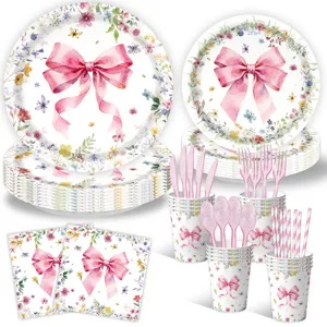 Set de vaisselle de fête avec nœud rose aquarelle et fleurs, incluant assiettes, tasses et couverts.
