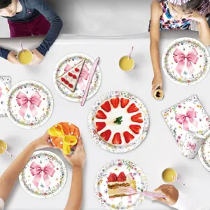 Détail de vaisselle de fête nœud floral avec assiettes, tasses et serviettes pour fête.