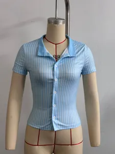 T-shirt court slim a col polo et boutons a rayures verticales bleu et blanc chic.