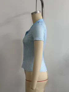 Vue latérale du t-shirt court slim à col polo rayé verticalement bleu et blanc.