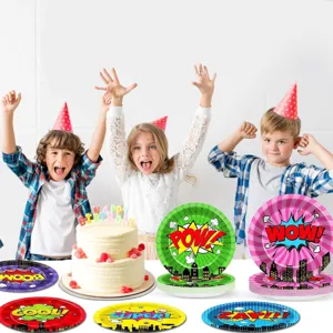 Superhelden Geburtstag Party Pappteller Set mit lebendigen Comic Designs für Kinderfeiern.