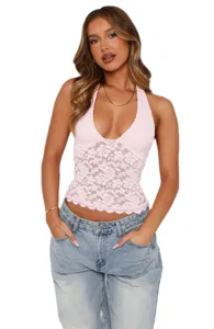 Detail haut halter en dentelle rose, motif floral elegant, design slim pour femmes.