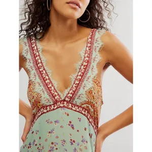Nahaufnahme Detail des Damen Boho V-Ausschnitt Blumenmuster Spitze Trägerkleid Oberteil.