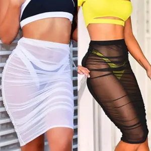 Détail de jupe mi-longue en tulle transparent avec taille haute en blanc et noir.