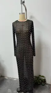 Vestido maxi largo negro transparente de manga larga adornado con perlas blancas y estrás.