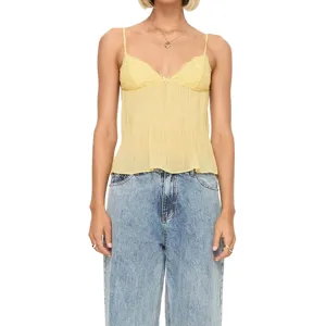 Top de tirantes amarillo plisado de encaje con finos tirantes y detalle de lazo verano.