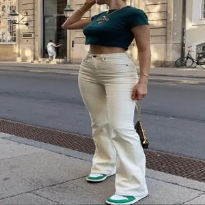 Set casual da donna con top corto a maniche corte e pantaloni a zampa estivo.