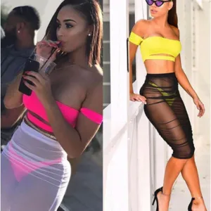 Ensemble jupe mi-longue en filet transparent sexy avec crop-top épaules dénudées et taille élastique.
