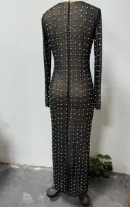 Vestido largo negro de malla con manga larga adornado con perlas blancas, elegante de fiesta.