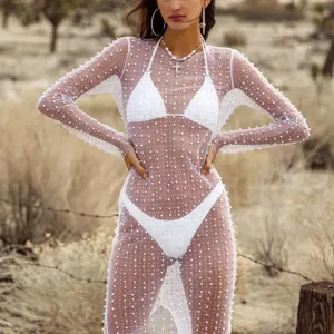 Detalle de vestido largo de malla blanca con perlas, pareo de bikini sexy elegante transparente.