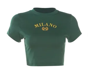 Crop top verde scuro ricamato da donna, maglietta estiva casual a maniche corte con collo rotondo.