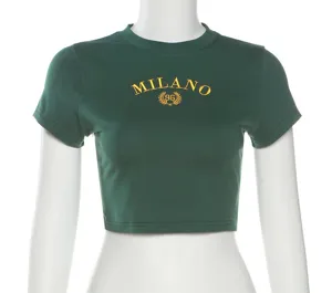 Dettaglio t-shirt crop verde scuro, maglia manica corta girocollo con ricamo Milano 96.