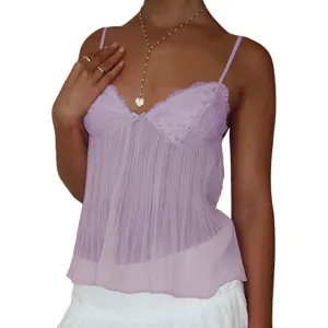 Detalle en primer plano del encantador camisole de encaje plisado con un bonito lazo.