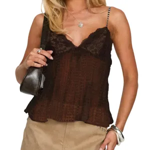 Detalle en primer plano de camisola de encaje marrón oscuro, elegante top plisado sin mangas.