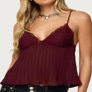 Top lencero de encaje burdeos para mujer con tirantes finos y diseño de dobladillo plisado.