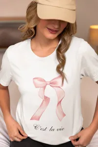 Incantevole t-shirt bianca a maniche corte con delicato fiocco rosa e classica scritta chic.