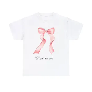 Dettaglio della stampa con fiocco rosa e citazione su maglietta bianca a maniche.