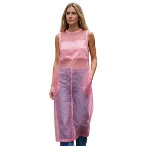 Vista detallada del vestido largo transparente rosa casual de malla usado sobre los vaqueros de mujer.