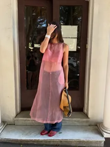 Vestido largo transparente sin mangas rosa casual para mujer, detalle de estilo urbano.