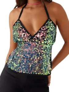 Nahaufnahme des glitzernden Pailletten Halter Tops mit funkelnden irisierenden Applikationen.