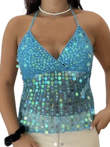 Detailansicht eines hellblauen Pailletten-Halter-Oberteils mit glitzerndem Finish.