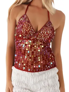 Nahaufnahme des sexy roten Pailletten-Haltertops, glitzerndes Crop-Top-Design für Sommerparty.