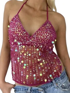 Glitzerndes rosa Pailletten Halfter Crop Top Detail, glänzendes Party Top Nahaufnahme.