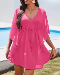 Felroze strandjurk met V-hals, trekkoord in de taille en losse mouwen voor heerlijke zomerdagen.