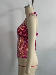 Seitenansicht des pinken Pailletten-Haltertops, zeigt rückenfreies Design und glänzende Textur.