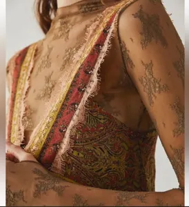 Detaillierte Ansicht des vintage bohemian blumen mesh langarmtop und spitzen kleids.