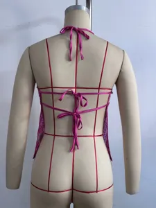 Rückdetailansicht des rosa Pailletten Halter Rückenfrei Crop Tops mit Trägerdesign.