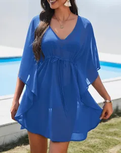 Blauwe strandjurk detail met V-hals, lichtgewicht stof met trekkoord in de taille.