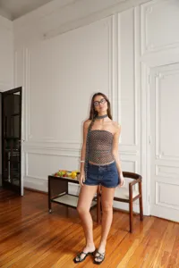 Sexy rückenfreies Pünktchen-Trägertuch mit passendem Schal und klassischer Jeansshorts Sommer.