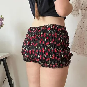 Shorts a vita bassa arricciati con stampa ciliegia e bordo in pizzo nero. Sexy e casual da donna.