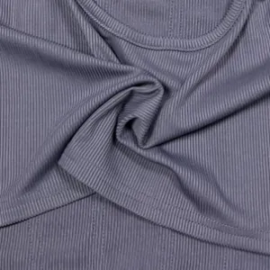 Gros plan détaillé du tissu en tricot côtelé gris montrant la texture et la coupe du débardeur.