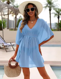 Lichtblauwe strandjurk overgooier bij het zwembad detailweergave zomermode stijl