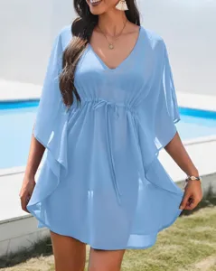 Blauwe strandjurk detail, V-hals en trekkoord taille ontwerp voor dames vakantiekleding.