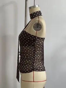 Detailaufnahme des Damen Mesh Polka Dot trägerlosen Tops mit passendem Choker Schal.