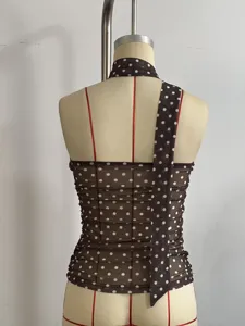 Schickes braunes Mesh-Polka-Dot-Haltertop mit Schal-Detail, ideal für moderne Outfits.