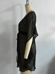 Zwarte transparante strandjurk voor dames, sexy V-hals ontwerp met stijlvolle vleermuismouwen.