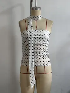 Damen Sommer Mode sexy rückenfreie trägerlose Pünktchen Bandeau Top mit passendem Schal.