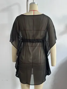 Achteraanzicht van zwarte transparante strandjurk in mesh voor zomervakantie op het strand.