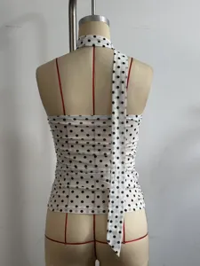 Detailansicht Damen Sommer sexy rückenfreies Pünktchen trägerloses Oberteil mit elegantem Schal.