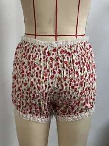 Shorts estivi a vita bassa arricciati con stampa fragola e grazioso bordo in pizzo per donne.